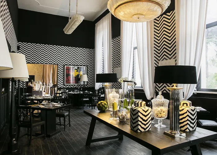 Th - Carpegna Palace Hotel 4*